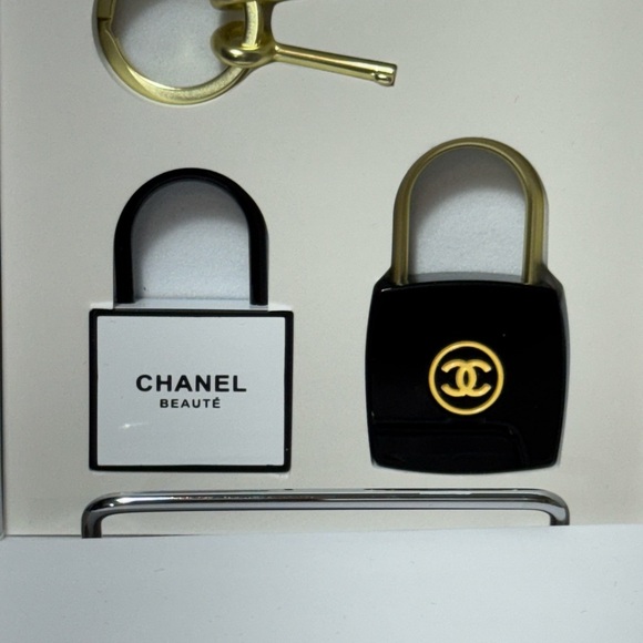 None Accessories - Authentic GWP Beauté Black and White Padlock Duo New in box